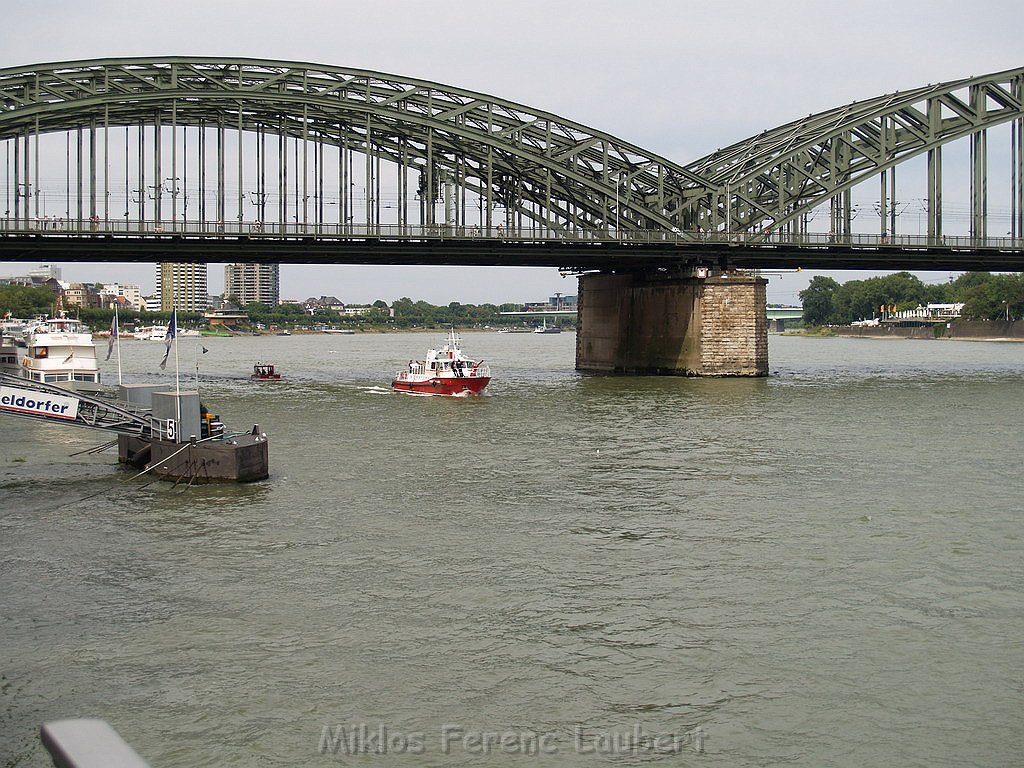 Uebung BF Koeln und DRLG Person im Rhein bei Koeln P435.JPG